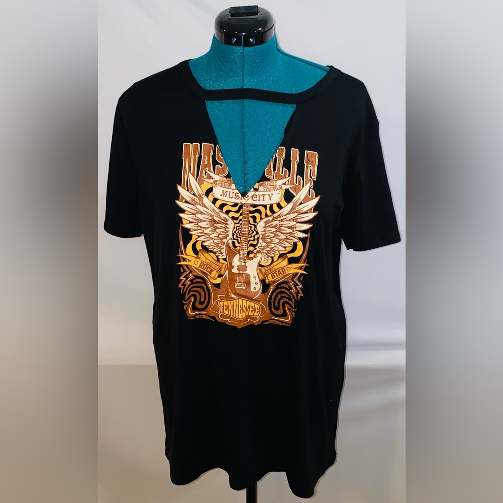MUSIC CITY NASHVILLE TENNESSEE WOMANS GRAPHIC TEE GUITAR WINGS PEEKABO VNECK XXL